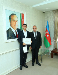 “Şəhərsalma və Memarlıq İli” çərçivəsində 2025-2026-cı tədris ilində ali təhsil müəssisələrinə tələbə qəbulu imtahanında Binəqədi rayonu üzrə yüksək nəticə göstərən gənclərlə  görüş keçirildi