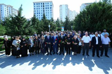 Binəqədi rayonunda Birinci Qarabağ, Aprel döyüşləri və Vətən müharibəsində, antiterror əməliyyatları zamanı şəhid olmuş qəhrəmanlarımızın əziz xatirəsinə ucaldılmış Memorial Kompleksin qarşısında 27 Sentyabr- Anım Gününə həsr olunmuş ümumrayon tədbiri həyata keçirildi