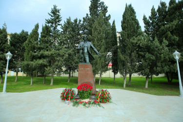 Binəqədi rayonunda ucaldılan dahi rumın bəstəkarı Corce Eneskunun abidəsi önündə Rumıniya Mədəniyyət Günü qeyd edildi