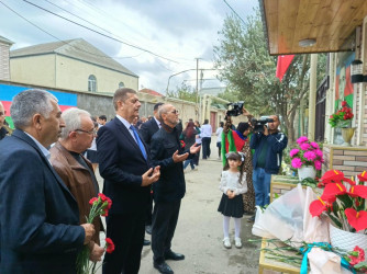 Şəhid Hüseynov Ramin Qüdrət oğlununun adını əbədiləşdirmək üçün yaradılmış “Şəhid Bulağı” önündə anım mərasimi keçirildi