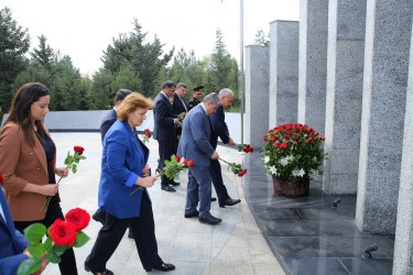 Binəqədi rayonunda Birinci Qarabağ, Aprel döyüşləri və Vətən müharibəsində şəhid olmuş qəhrəmanlarımızın əziz xatirəsinə ucaldılmış Memorial Kompleksin qarşısında 27 Sentyabr - “Anım Günü”nə həsr olunmuş ümumrayon tədbiri həyata keçirildi