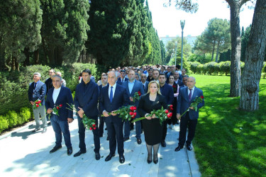 Xalqımızın Ümummilli Lideri Heydər Əliyevin anadan olmasının 102-ci ildönümü münasibətilə Binəqədi Rayon İcra Hakimiyyətinin kollektivi Fəxri Xiyabanda Ulu Öndərin abidəsini ziyarət etdi
