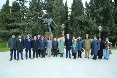 Binəqədi rayonunda ucaldılan dahi rumın bəstəkarı Corce Eneskunun abidəsi önündə Rumıniya Mədəniyyət Günü qeyd edildi