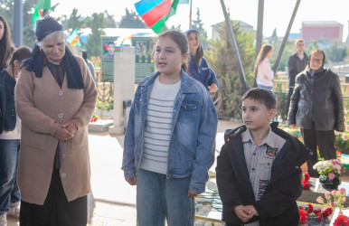 8 Noyabr- “Zəfər Günü”nün beşinci ildönümü ilə əlaqədar ölkəmizin hər yerində olduğu kimi Binəqədi rayonunda da şəhidlərimizin əziz xatirəsi böyük ehtiramla yad edildi
