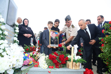 Şəhid Şadmanov Əkrəm Yunus oğlunun şəhadətinin birinci ildönümü ilə əlaqədar 2-ci Fəxri Xiyabanda qəbirüstü abidəsi ziyarət olundu