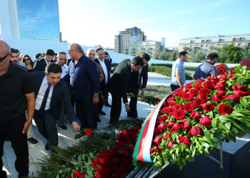 Binəqədi rayon ictimaiyyəti Zəfər parkının ərazisində yerləşən Vətən uğrunda canından keçmiş şəhidlərimizin əziz xatirəsinə ucaldılmış 8 Noyabr- Zəfər abidəsini ziyarət etdilər