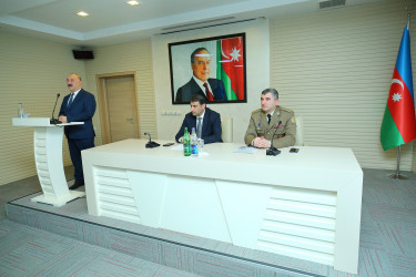 “Binəqədi rayonunda 2025-ci ildə Mülki müdafiə sahəsində görülmüş işlərin yekunları və 2026-cı ildə qarşıda duran vəzifələr” və “Yanğın təhlükəsizliyinin təmin olunmasında Fövqəladə Hallar Nazirliyi, yerli icra hakimiyyəti və özünüidarəetmə orqanlarının birgə fəaliyyəti” mövzusunda rayon müşavirəsi keçirildi