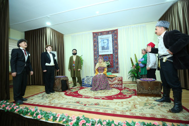 Binəqədi rayonu 30 № li tam orta məktəbin şagirdlərinin ifasında Azərbaycan bəstəkarı, Şərqdə ilk operanın yaradıcısı, böyük musiqişünas-alim Üzeyir Hacıbəylinin anadan olmasının 140 illik yubileyinə həsr olunmuş “O olmasın, bu olsun” operettası səhnələşdirildi