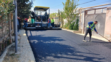 Biləcəri qəsəbəsi Dədə Qorqud küçəsində asfalt örtüyünün çəkilməsi işləri tamamlandı