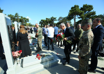 27 Sentyabr Anım Günü ilə əlaqədar ölkəmizin hər yerində olduğu kimi Binəqədi rayonunda da şəhidlərimizin əziz xatirəsi böyük ehtiramla yad edildi