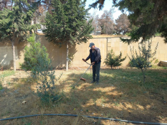 Binəqədi rayonunda metronun "Avtovagzal" stansiyası ətrafında yerləşən parkda abadlıq işləri mütəmadi davam etdirilir