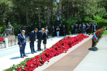 Xalqımızın Ümummilli Lideri Heydər Əliyevin anadan olmasının 102-ci ildönümü münasibətilə Binəqədi Rayon İcra Hakimiyyətinin kollektivi Fəxri Xiyabanda Ulu Öndərin abidəsini ziyarət etdi
