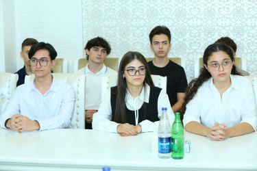 “Şəhərsalma və Memarlıq İli” çərçivəsində 2025-2026-cı tədris ilində ali təhsil müəssisələrinə tələbə qəbulu imtahanında Binəqədi rayonu üzrə yüksək nəticə göstərən gənclərlə  görüş keçirildi