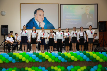 Binəqədi rayonu 276 № li tam orta məktəbdə “Konstitusiya və Suverenlik İli” çərçivəsində 15 İyun–“Milli Qurtuluş Günü”nə həsr olunmuş “Elimin dayağı,yurdumun fəxri” adlı  yaradıcılıq müsabiqəsi laureatlarının yekun konserti keçirildi