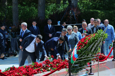 Müasir müstəqil Azərbaycanın memarı və qurucusu, xalqımızın Ümummilli Lideri Heydər Əliyevin anadan olmasının 103-cü ildönümü münasibətilə Fəxri Xiyabanda Ulu Öndərin abidəsi ziyarət edilərək önünə gül dəstələri qoyuldu və əziz xatirəsi ehtiramla yad edildi