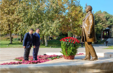 8 Noyabr- “Zəfər Günü”nün beşinci ildönümü ilə əlaqədar ölkəmizin hər yerində olduğu kimi Binəqədi rayonunda da şəhidlərimizin əziz xatirəsi böyük ehtiramla yad edildi