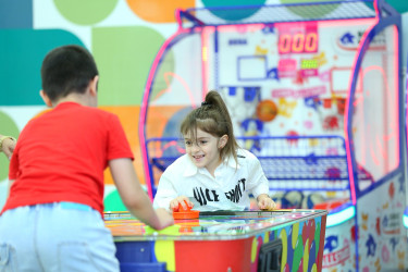 Binəqədi Rayon İcra Hakimiyyəti və Biləcəri qəsəbə Bələdiyyəsinin təşkilatçılığı ilə Heydər Əliyev adına İdman Sarayı-Konsert Kompleksində 1 İyun-“Uşaqların Beynəlxalq Müdafiəsi Günü”nə həsr olunmuş əyləncəli bayram tədbiri təşkil edildi