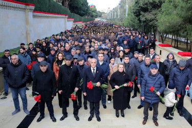 20 Yanvar faciəsinin 35-ci ildönümü ilə əlaqədar Binəqədi Rayon İcra Hakimiyyəti başçısı Aparatının kollektivi Şəhidlər Xiyabanını ziyarət etdi