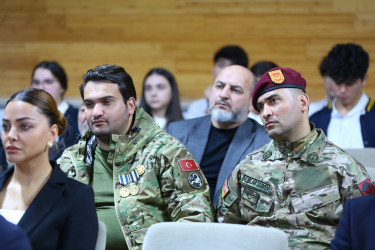 "İdrak” liseyində "Konstutsiya və Suverenlik ili" çərçivəsində “ 8 Noyabr-Zəfər Gününün beşinci ildönümünə həsr olunmuş "Zəfərin qəhrəmanları: şəhidlər və qazilər" adlı tədbir təşkil olundu