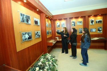 22 aprel 2026-cı il tarixində Binəqədi rayonunda Azərbaycan tibb elminin inkişafında müstəsna xidmətləri olan görkəmli alim, Əməkdar elm xadimi, tibb elmləri doktoru, professor, akademik Zərifə xanım Əliyevanın anadan olmasının 103 illiyi münasibətilə Milli Oftalmologiya Mərkəzində Xatirə muzeyinə ziyarət təşkil olundu