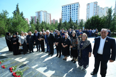 Binəqədi rayonunda Birinci Qarabağ, Aprel döyüşləri və Vətən müharibəsində, antiterror əməliyyatları zamanı şəhid olmuş qəhrəmanlarımızın əziz xatirəsinə ucaldılmış Memorial Kompleksin qarşısında 27 Sentyabr- Anım Gününə həsr olunmuş ümumrayon tədbiri həyata keçirildi