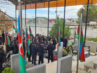 Şəhid Cabbarov Əli Baba oğlunun şəhadətinin ildönümü ilə əlaqədar məzarı ziyarət edildi