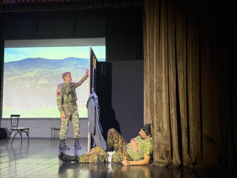 “Konstitusiya və Suverenlik İli çərçivəsində Şuşa Dövlət Musiqili Dram Teatrının aktyorlarının ifasında Vətən müharibəsində qazanılan Şanlı Qələbənin 5-ci ildönümünə həsr olunmuş  “İki əsgər” tamaşası nümayiş etdirildi