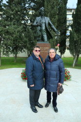 Binəqədi rayonunda ucaldılan dahi rumın bəstəkarı Corce Eneskunun abidəsi önündə Rumıniya Mədəniyyət Günü qeyd edildi