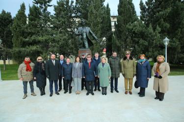 Binəqədi rayonunda ucaldılan dahi rumın bəstəkarı Corce Eneskunun abidəsi önündə Rumıniya Mədəniyyət Günü qeyd edildi