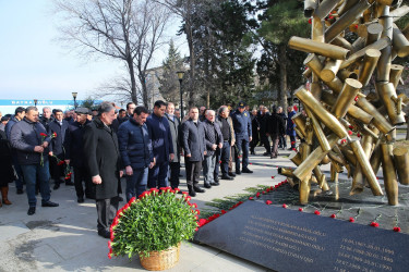 Binəqədi rayonunda 20 Yanvar faciəsinin 35-ci ildönümü ilə əlaqədar Biləcəri qəsəbəsində yerləşən 20 Yanvar şəhidlərinin xatirəsinə inşa olunmuş parkda ucaldılmış “Güllə yağışı” abidəsi rayon ictimaiyyəti tərəfindən ziyarət edildi