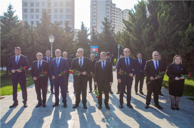 8 Noyabr- “Zəfər Günü”nün beşinci ildönümü ilə əlaqədar ölkəmizin hər yerində olduğu kimi Binəqədi rayonunda da şəhidlərimizin əziz xatirəsi böyük ehtiramla yad edildi