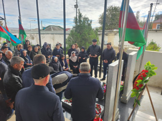 Şəhid Cabbarov Əli Baba oğlunun şəhadətinin ildönümü ilə əlaqədar məzarı ziyarət edildi