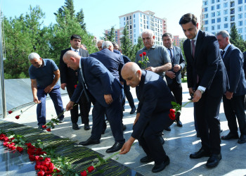 Binəqədi rayonunda Birinci Qarabağ, Aprel döyüşləri və Vətən müharibəsində, antiterror əməliyyatları zamanı şəhid olmuş qəhrəmanlarımızın əziz xatirəsinə ucaldılmış Memorial Kompleksin qarşısında 27 Sentyabr- Anım Gününə həsr olunmuş ümumrayon tədbiri həyata keçirildi