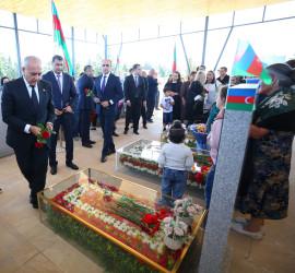 27 Sentyabr Anım Günü ilə əlaqədar ölkəmizin hər yerində olduğu kimi Binəqədi rayonunda da şəhidlərimizin əziz xatirəsi böyük ehtiramla yad edildi