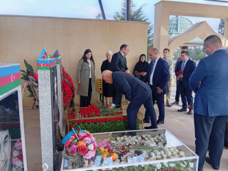 Şəhid İsmayılov Rövşən Məmmədağa oğlunun şəhadətinin ildönümü ilə əlaqədar məzarı ziyarət olundu