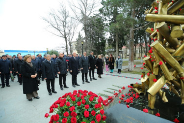 Binəqədi rayonunda 20 Yanvar faciəsinin 36-cı ildönümü ilə əlaqədar Biləcəri qəsəbəsində yerləşən 20 Yanvar şəhidlərinin xatirəsinə inşa olunmuş parkda ucaldılmış “Güllə yağışı” abidəsi rayon ictimaiyyəti tərəfindən ziyarət edildi