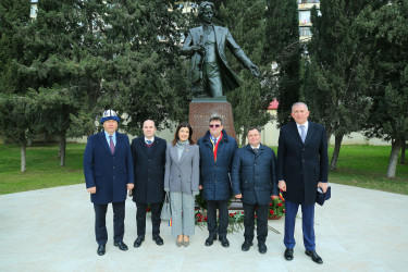 Binəqədi rayonunda ucaldılan dahi rumın bəstəkarı Corce Eneskunun abidəsi önündə Rumıniya Mədəniyyət Günü qeyd edildi