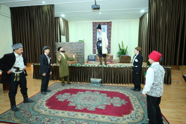 Binəqədi rayonu 30 № li tam orta məktəbin şagirdlərinin ifasında Azərbaycan bəstəkarı, Şərqdə ilk operanın yaradıcısı, böyük musiqişünas-alim Üzeyir Hacıbəylinin anadan olmasının 140 illik yubileyinə həsr olunmuş “O olmasın, bu olsun” operettası səhnələşdirildi