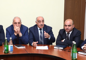 29 Aprel 2025-ci il tarixində Binəqədi Rayon İcra Hakimiyyətinin təşkilatçılığı ilə rayon ərazisində təhlükəsiz tullantıların idarə olunması sisteminin təkmilləşdirilməsi mövzusunda kollegial iclas keçirildi