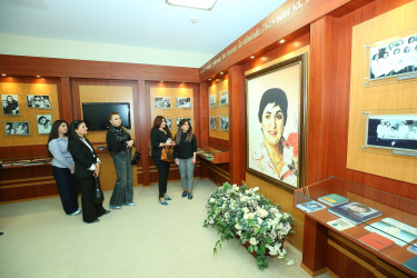 22 aprel 2026-cı il tarixində Binəqədi rayonunda Azərbaycan tibb elminin inkişafında müstəsna xidmətləri olan görkəmli alim, Əməkdar elm xadimi, tibb elmləri doktoru, professor, akademik Zərifə xanım Əliyevanın anadan olmasının 103 illiyi münasibətilə Milli Oftalmologiya Mərkəzində Xatirə muzeyinə ziyarət təşkil olundu