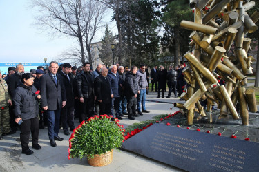 Binəqədi rayonunda 20 Yanvar faciəsinin 35-ci ildönümü ilə əlaqədar Biləcəri qəsəbəsində yerləşən 20 Yanvar şəhidlərinin xatirəsinə inşa olunmuş parkda ucaldılmış “Güllə yağışı” abidəsi rayon ictimaiyyəti tərəfindən ziyarət edildi