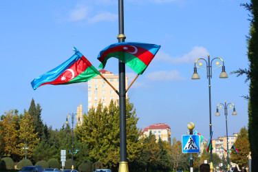 8 Noyabr-“Zəfər Günü” və 9 Noyabr-“Dövlət Bayrağı Günü”münasibətilə Binəqədi rayonunun küçə və prospektləri Azərbaycan Respublikasının üçrəngli bayraqları ilə bəzədilib