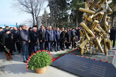 Binəqədi rayonunda 20 Yanvar faciəsinin 35-ci ildönümü ilə əlaqədar Biləcəri qəsəbəsində yerləşən 20 Yanvar şəhidlərinin xatirəsinə inşa olunmuş parkda ucaldılmış “Güllə yağışı” abidəsi rayon ictimaiyyəti tərəfindən ziyarət edildi