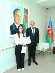 “Şəhərsalma və Memarlıq İli” çərçivəsində 2025-2026-cı tədris ilində ali təhsil müəssisələrinə tələbə qəbulu imtahanında Binəqədi rayonu üzrə yüksək nəticə göstərən gənclərlə  görüş keçirildi