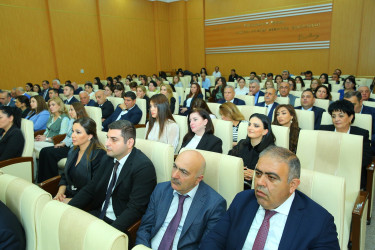 “Konstitusiya və Suverenlik İli” çərçivəsində ümummilli lider Heydər Əliyevin anadan olmasının 102-ci ildönümünə həsr olunmuş “Ümummilli Lider Heydər Əliyev müstəqil Azərbaycan Konstitusiyasının müəllifidir” adlı tədbir keçirildi