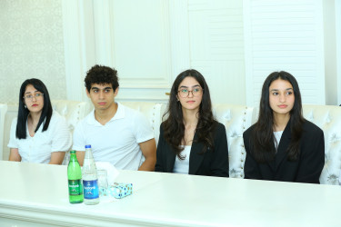 “Şəhərsalma və Memarlıq İli” çərçivəsində 2025-2026-cı tədris ilində ali təhsil müəssisələrinə tələbə qəbulu imtahanında Binəqədi rayonu üzrə yüksək nəticə göstərən gənclərlə  görüş keçirildi