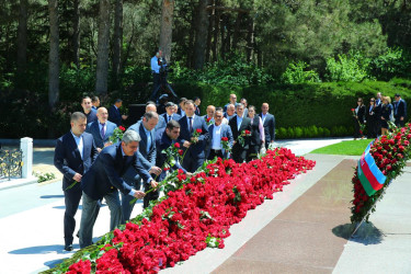 Xalqımızın Ümummilli Lideri Heydər Əliyevin anadan olmasının 102-ci ildönümü münasibətilə Binəqədi Rayon İcra Hakimiyyətinin kollektivi Fəxri Xiyabanda Ulu Öndərin abidəsini ziyarət etdi