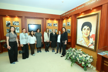 22 aprel 2026-cı il tarixində Binəqədi rayonunda Azərbaycan tibb elminin inkişafında müstəsna xidmətləri olan görkəmli alim, Əməkdar elm xadimi, tibb elmləri doktoru, professor, akademik Zərifə xanım Əliyevanın anadan olmasının 103 illiyi münasibətilə Milli Oftalmologiya Mərkəzində Xatirə muzeyinə ziyarət təşkil olundu