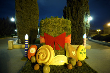 Novruz bayramı ərəfəsində Binəqədi rayonunun prospektləri, küçələri, parkları bayram əhval-ruhiyyəsi ilə bəzədilib