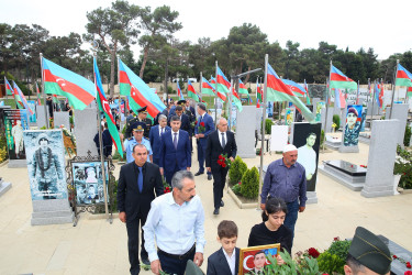 Şəhid Şadmanov Əkrəm Yunus oğlunun şəhadətinin birinci ildönümü ilə əlaqədar 2-ci Fəxri Xiyabanda qəbirüstü abidəsi ziyarət olundu